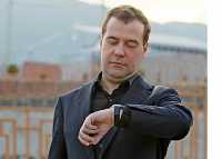 Д.Медведев смотрит на часы