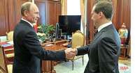 Путин здоровается с Мелведевым