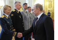 В.Путин поздравляет генералов